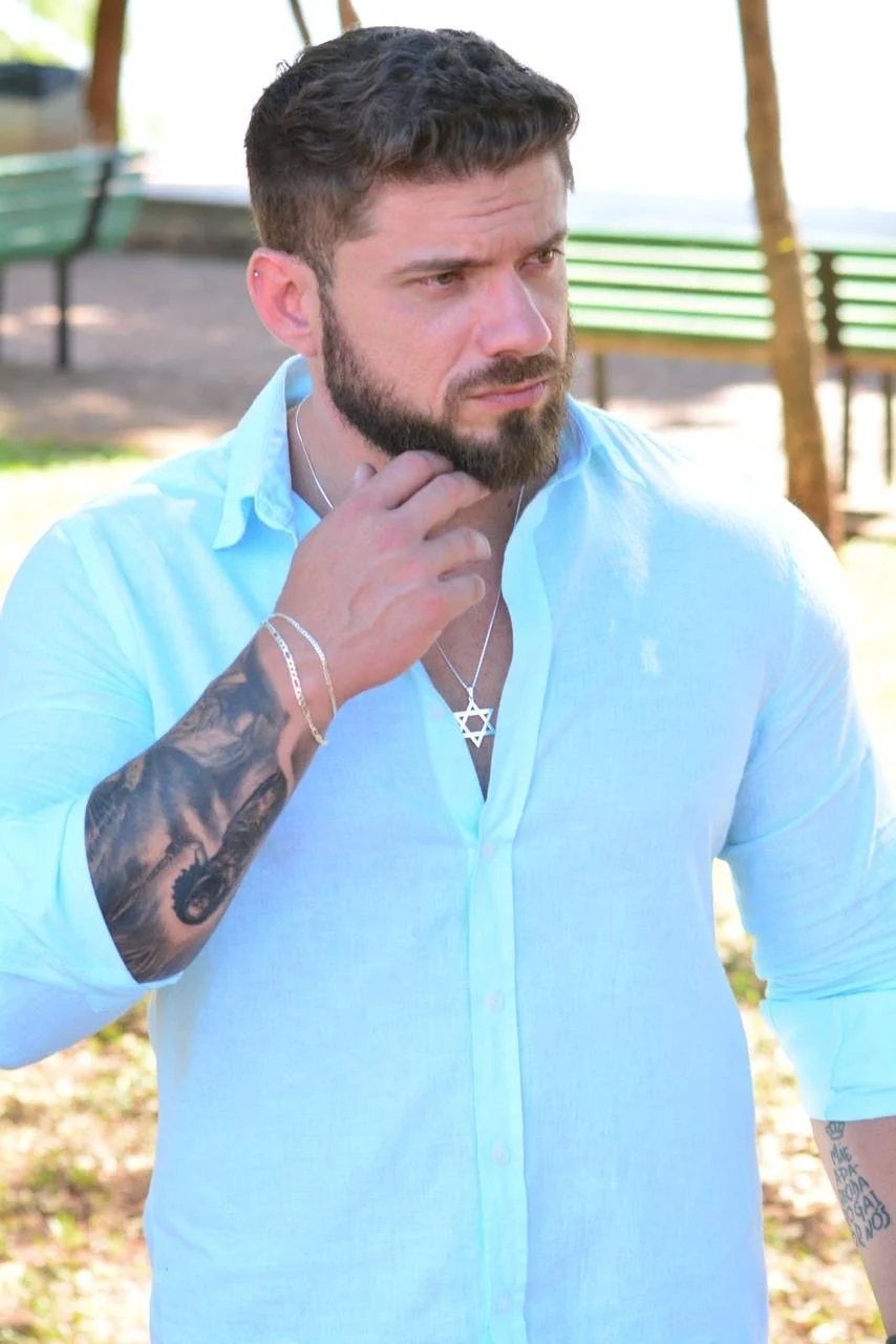 Modelo usando colar e pulseiras de prata